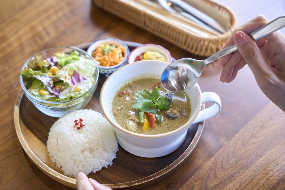鶏と彩野菜のグリーンカレー」1350円