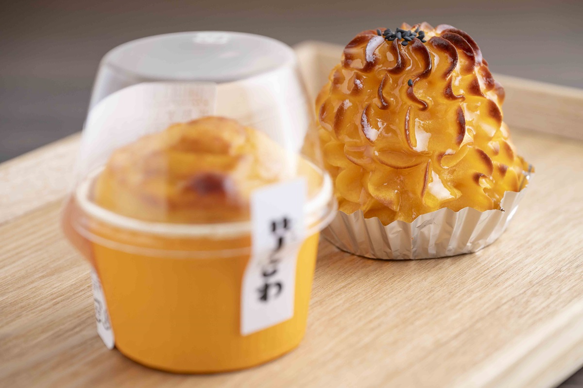 半熟芋が入ったなめらかなスイートポテト350円（手前）と焼きたてスイートポテト300円はアンズジャムが隠し味（奥）