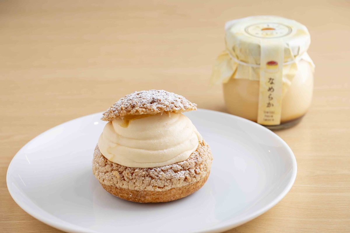 絶品カスタードクリームを味わうシュークリーム400円と、やさしい味わいのなめらかプリン380円