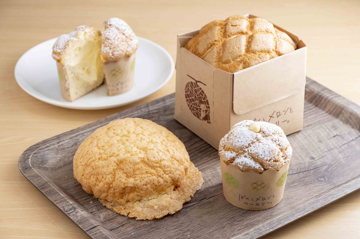 トレイの上から左回りに米粉を使ったぼくのメロン食パン500円、ぼくのクリームメロンパン350円、ぼくのカスタードメロンパン330円。すべてカスタードクリームたっぷり