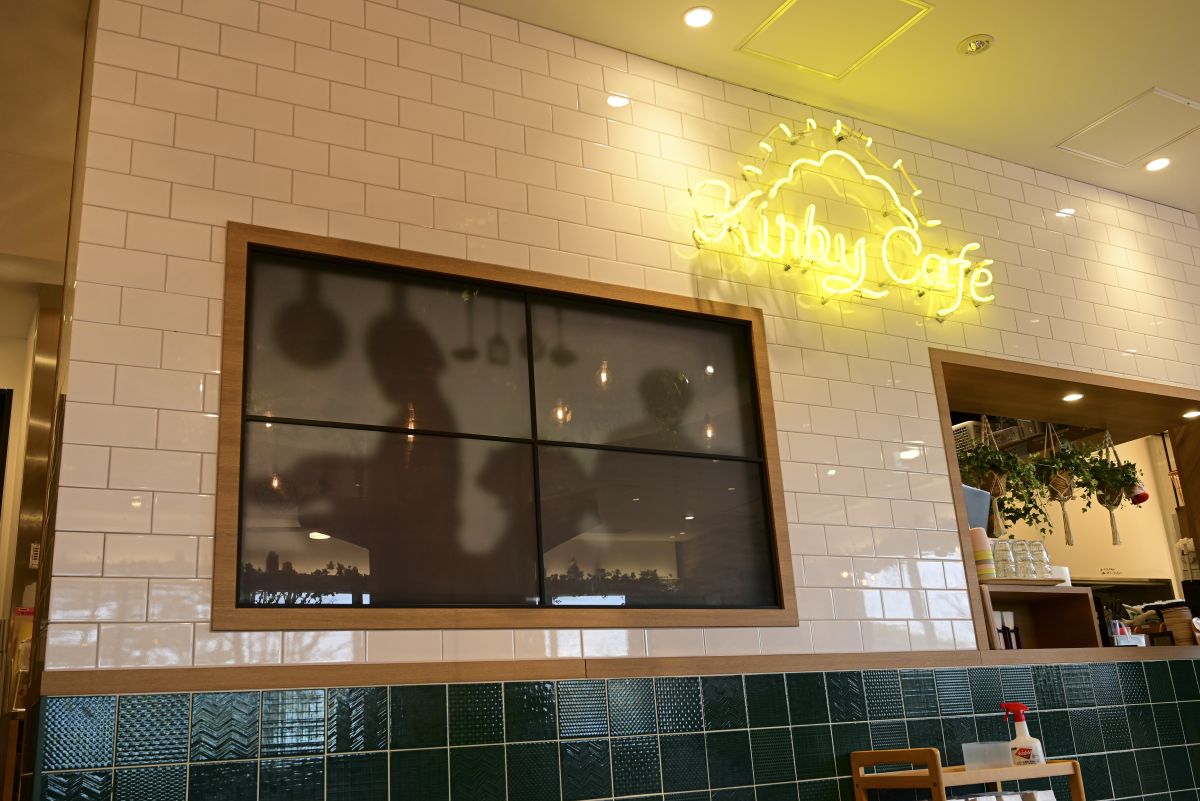 シェフの後ろに誰かが横切ることも！