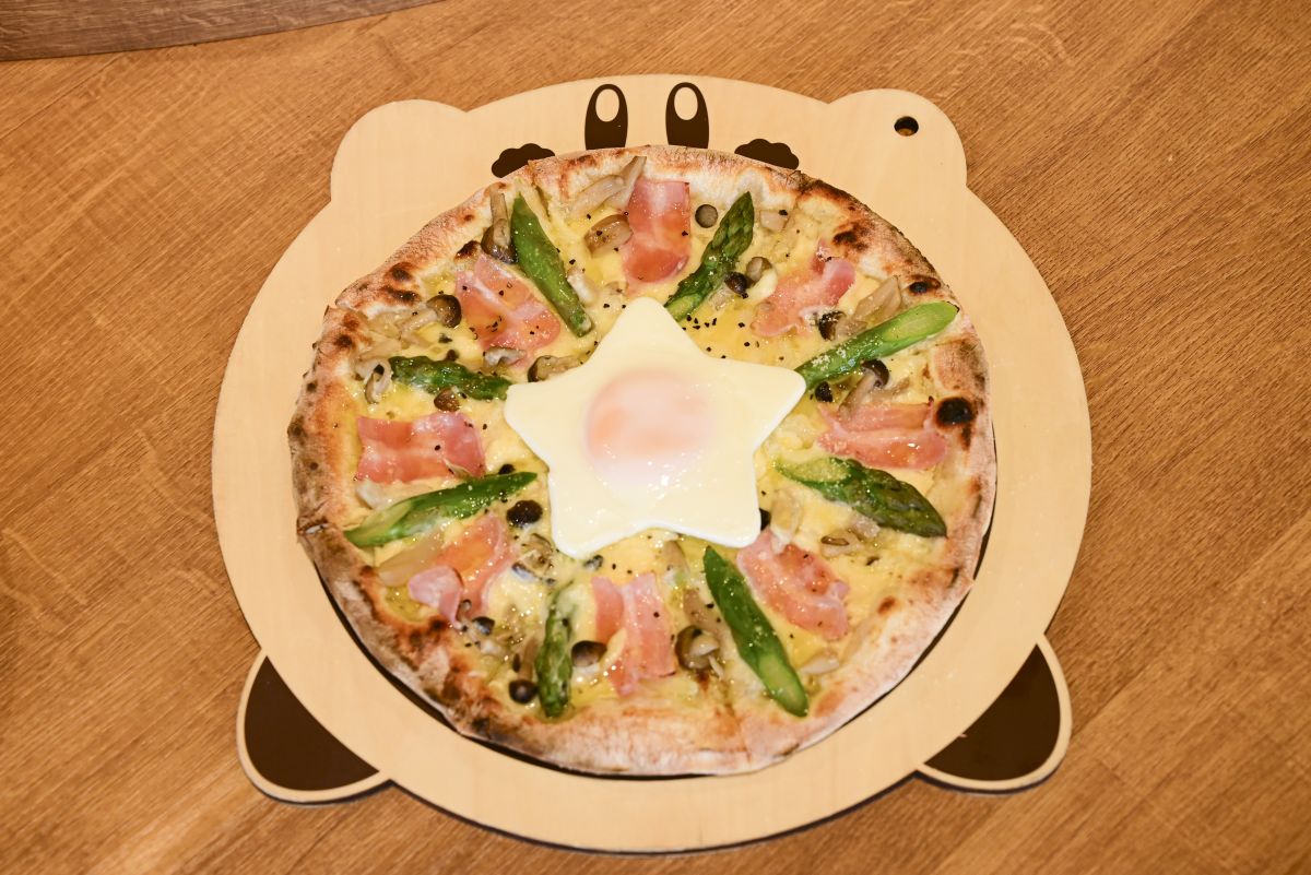 「カービィカフェの本格窯焼きピッツァ クリーミー・カルボナーラ ～星がただんを添えて～」。味もボリュームも満点です！