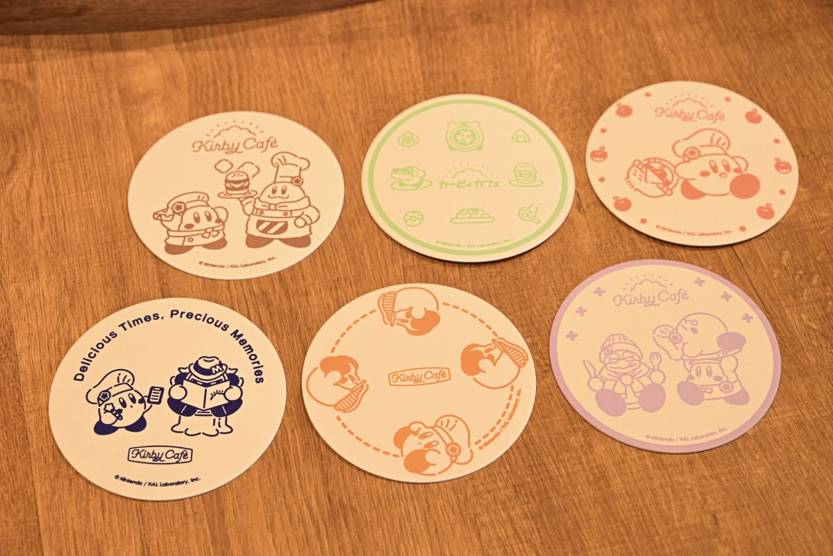 ドリンクを注文するとコースターがもらえます！柄は全7種でランダムで1枚。