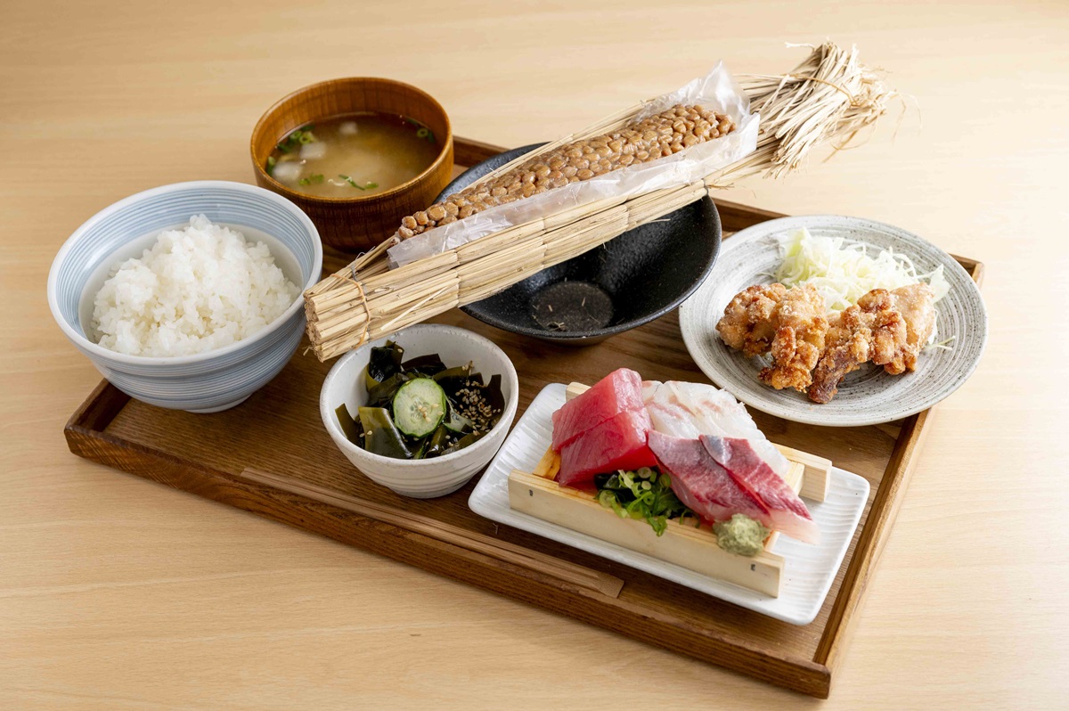 わら納豆、つくば鶏のから揚げ、お造りなど品数もボリュームもたっぷりないなほ食堂定食1980円