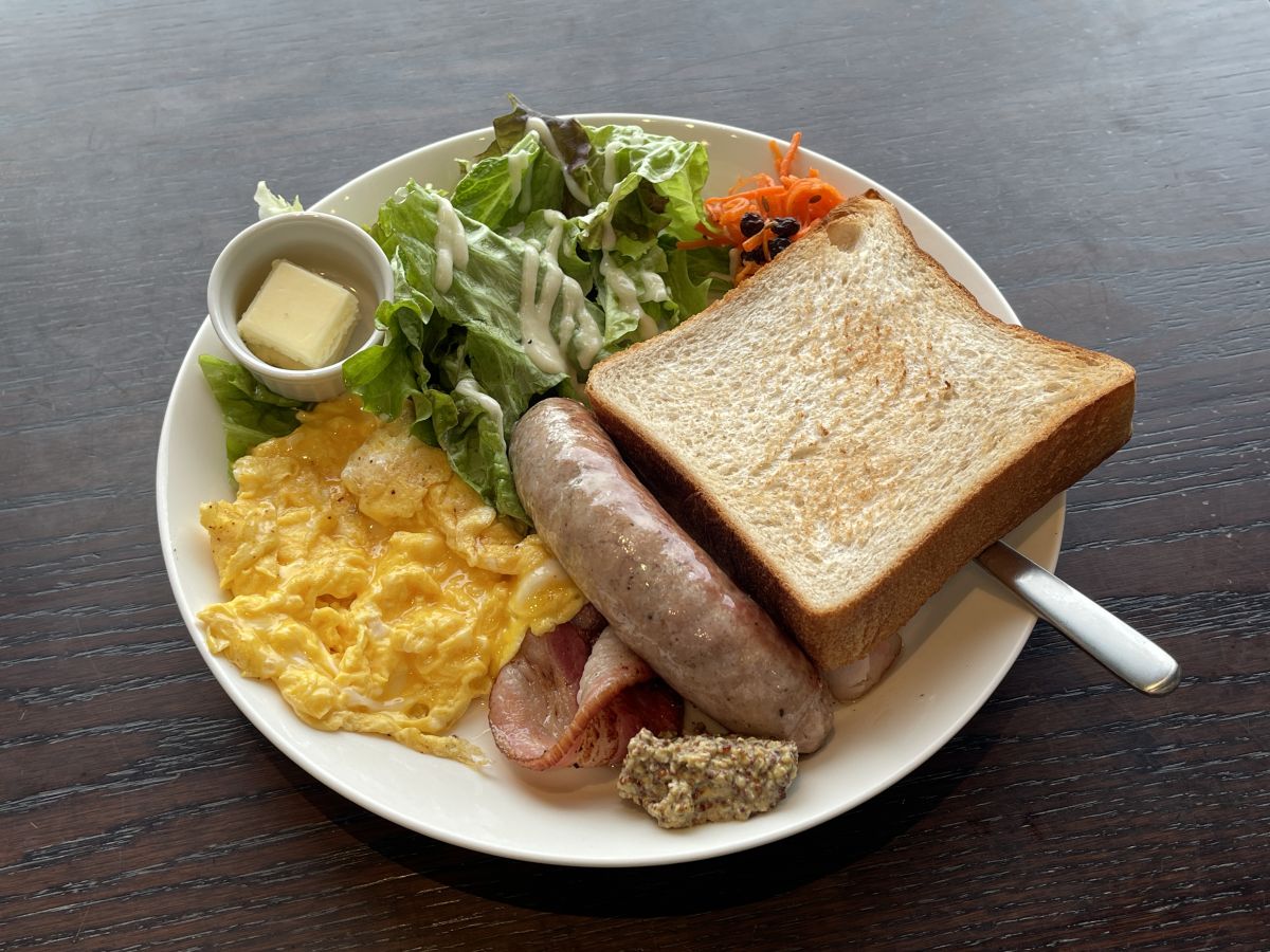 「信州ソーセージとスクランブルエッグの厚切りトーストプレート」2310 円