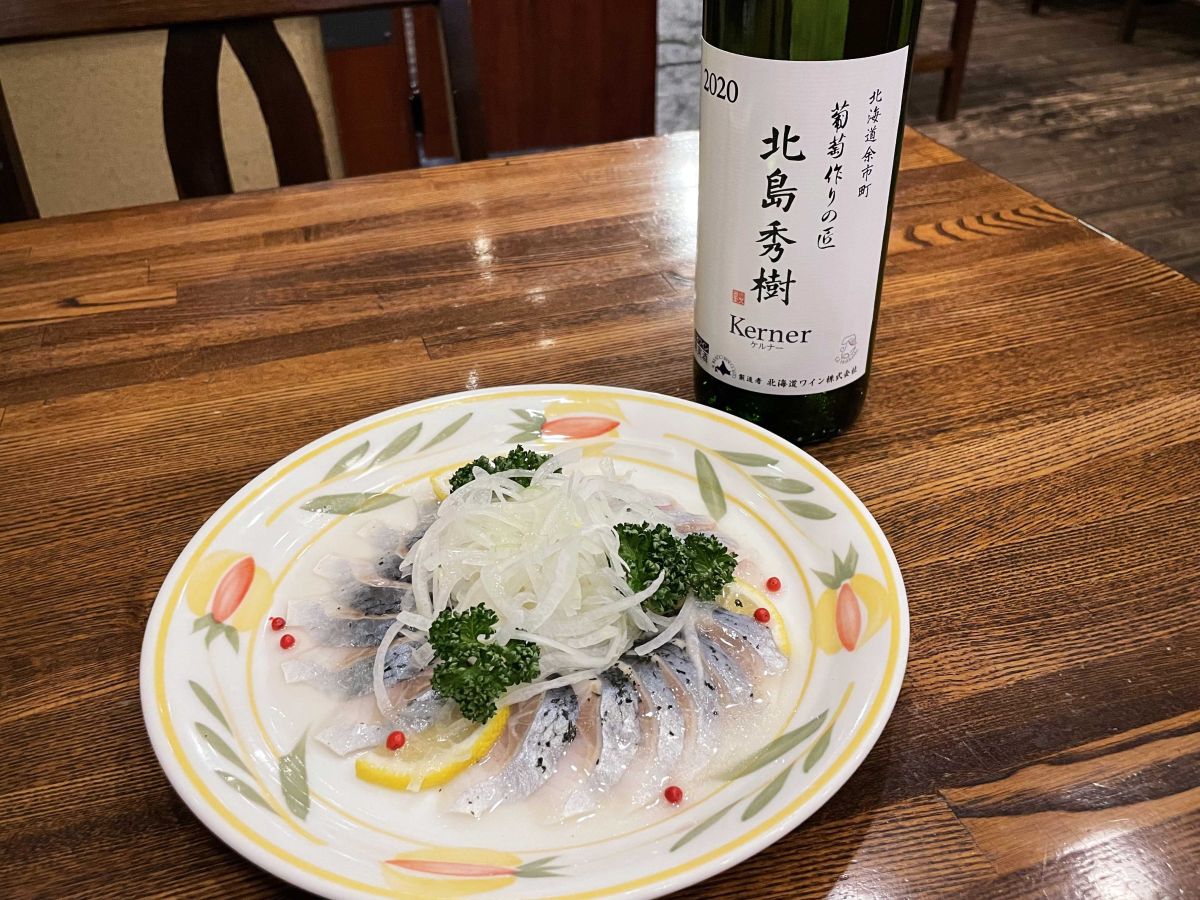 「ニシンのマリネ」890円、「北島秀樹　ケルナー」グラス750円