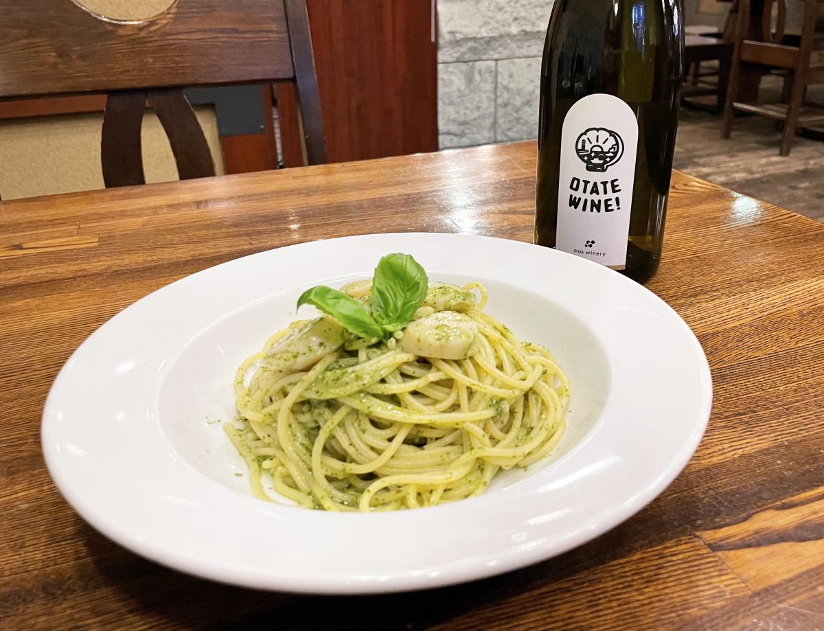 「北海道産ホタテのジェノベーゼ」1500円、「おタテ ワイン」グラス1000円