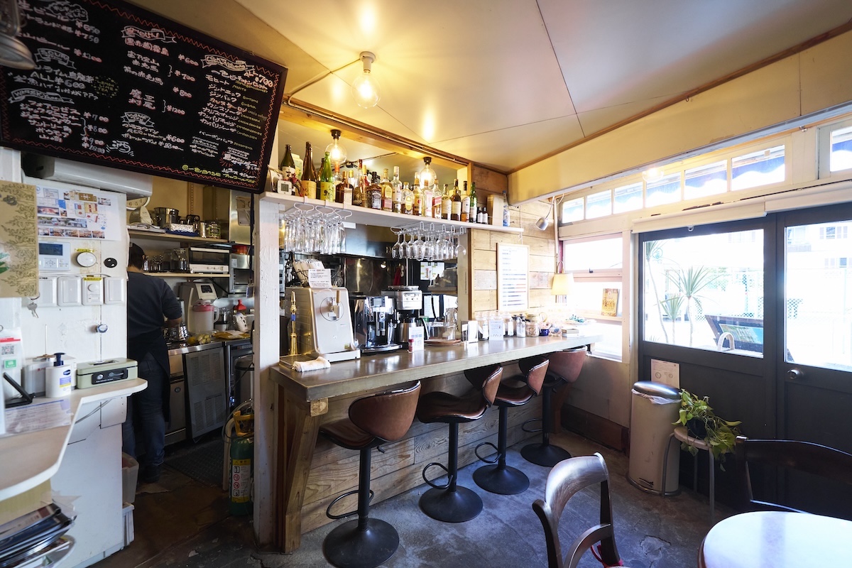 1階入ってすぐのバーカウンター席