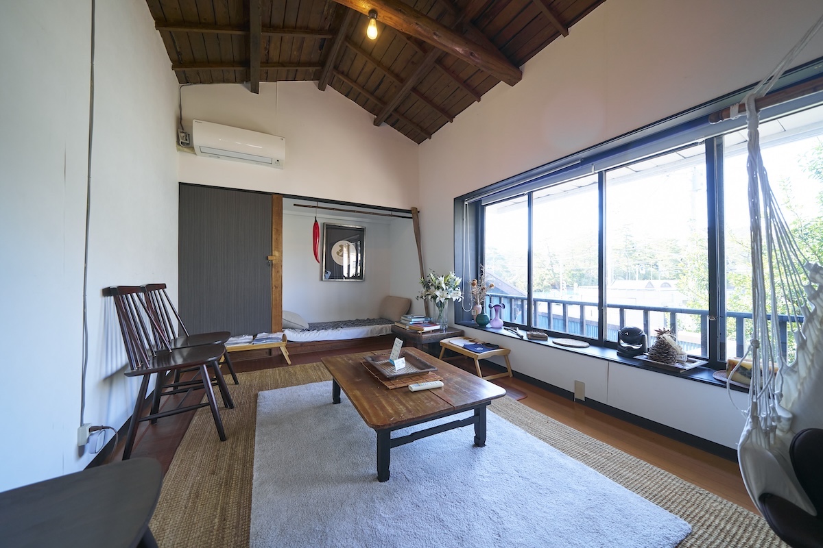 2階は月額会員専用ラウンジ。非会員は1時間2名まで1000円（要予約）で利用できる