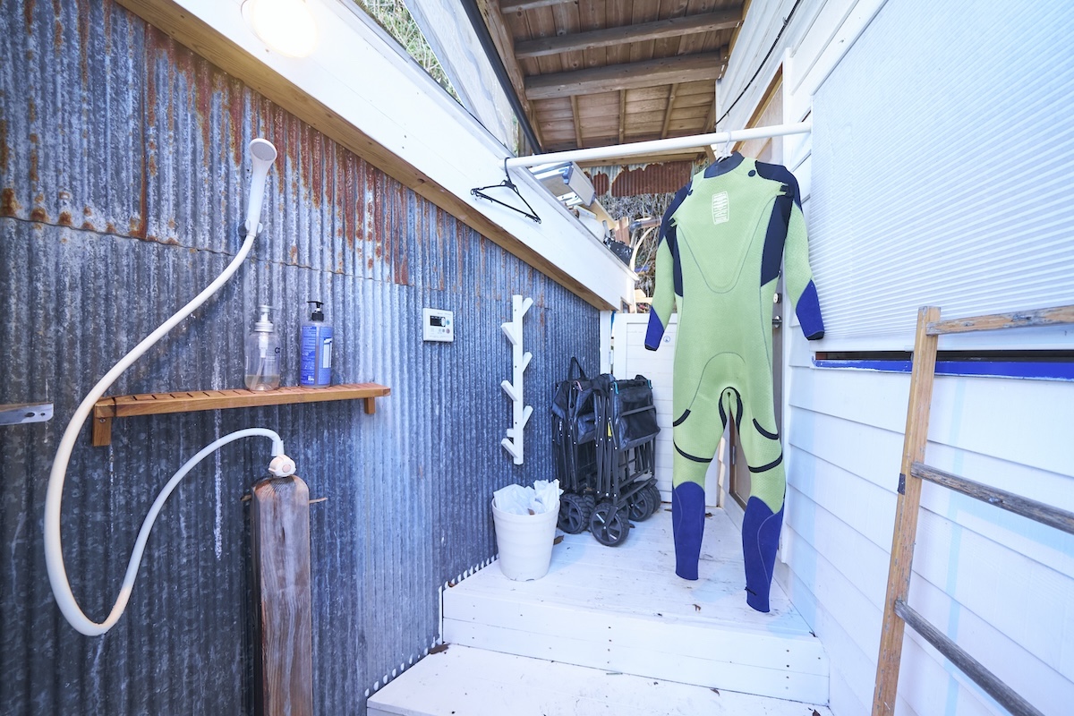 シャワールームも2室完備。シャワー利用は1回500円。シャワー＋パウダールーム利用は1回1000円