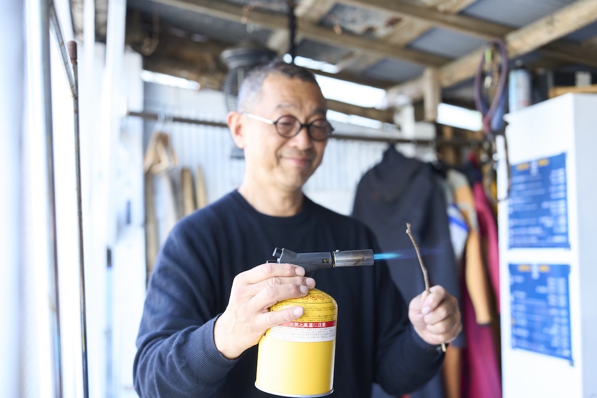 火起こしの方法は店主やスタッフが実演してくれる