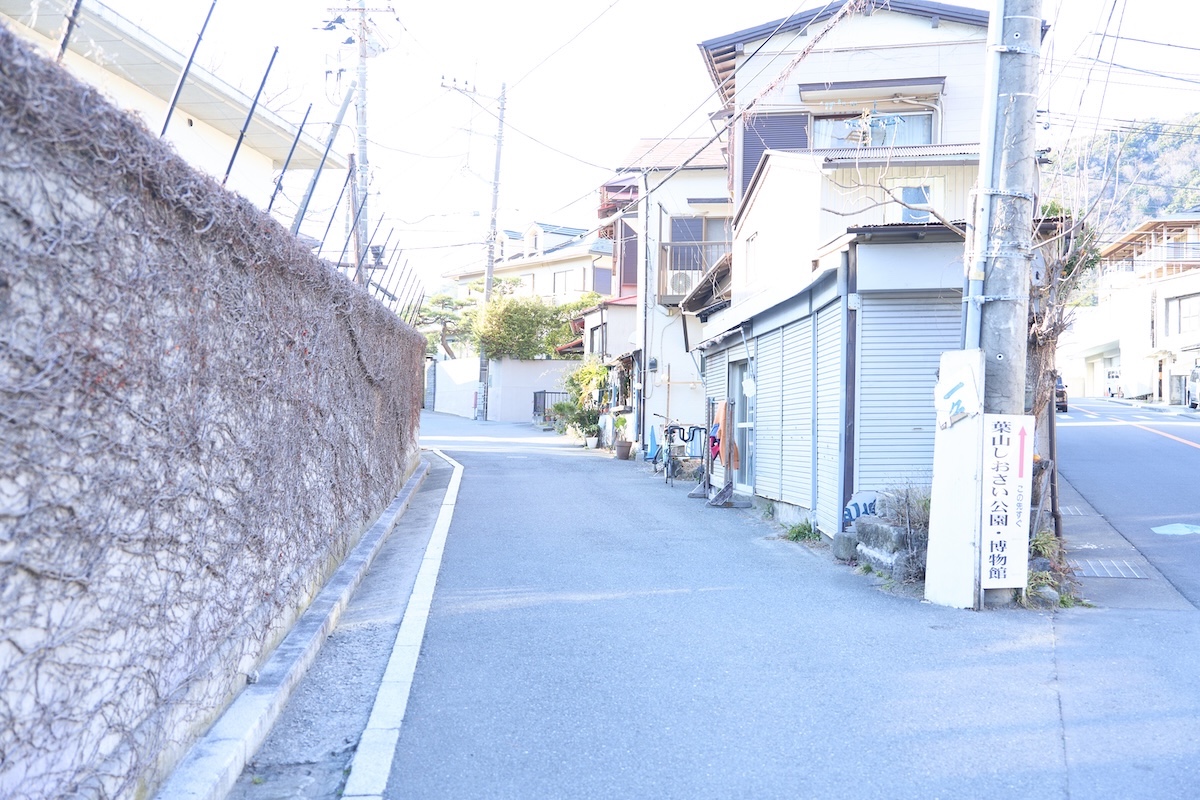 葉山御用邸の角を左折すると最初に現れる分岐点。左に進む