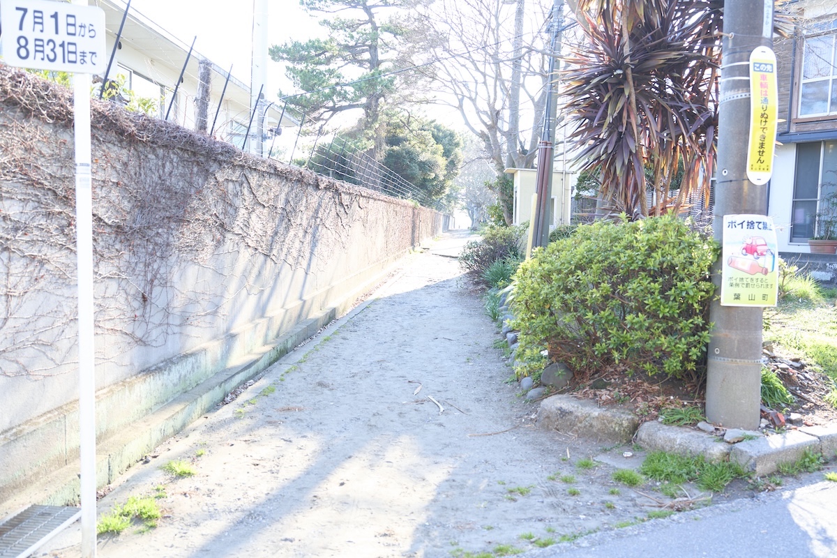 2つ目の分岐点で道路から左に伸のびる小道を進めば一色海岸へ。道路をまっすぐ行けば左手に酒店があり、買い出しができる