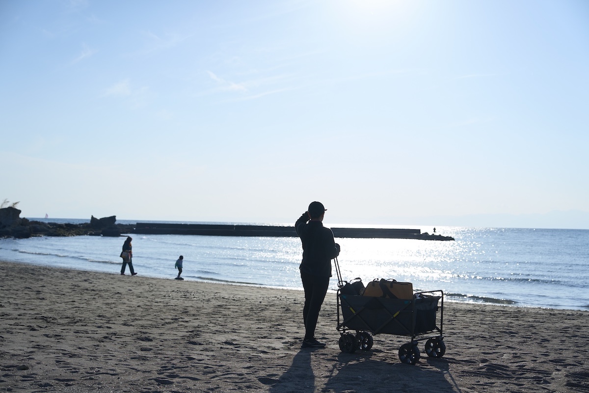 キャリーカートを引きながら徒歩5分くらいで一色海岸に到着！