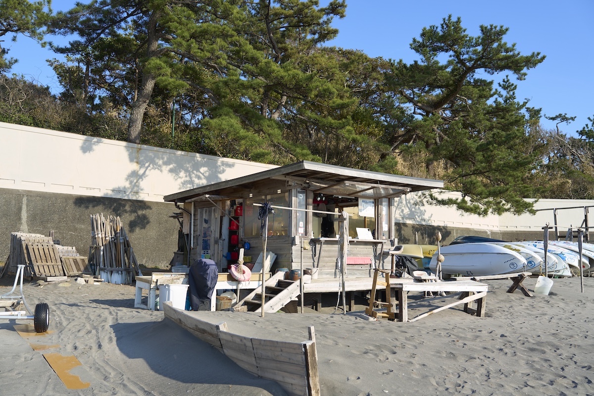 カフェ「一色BASE」のボート小屋。ボートをレンタルする海釣りやSUPプランも好評