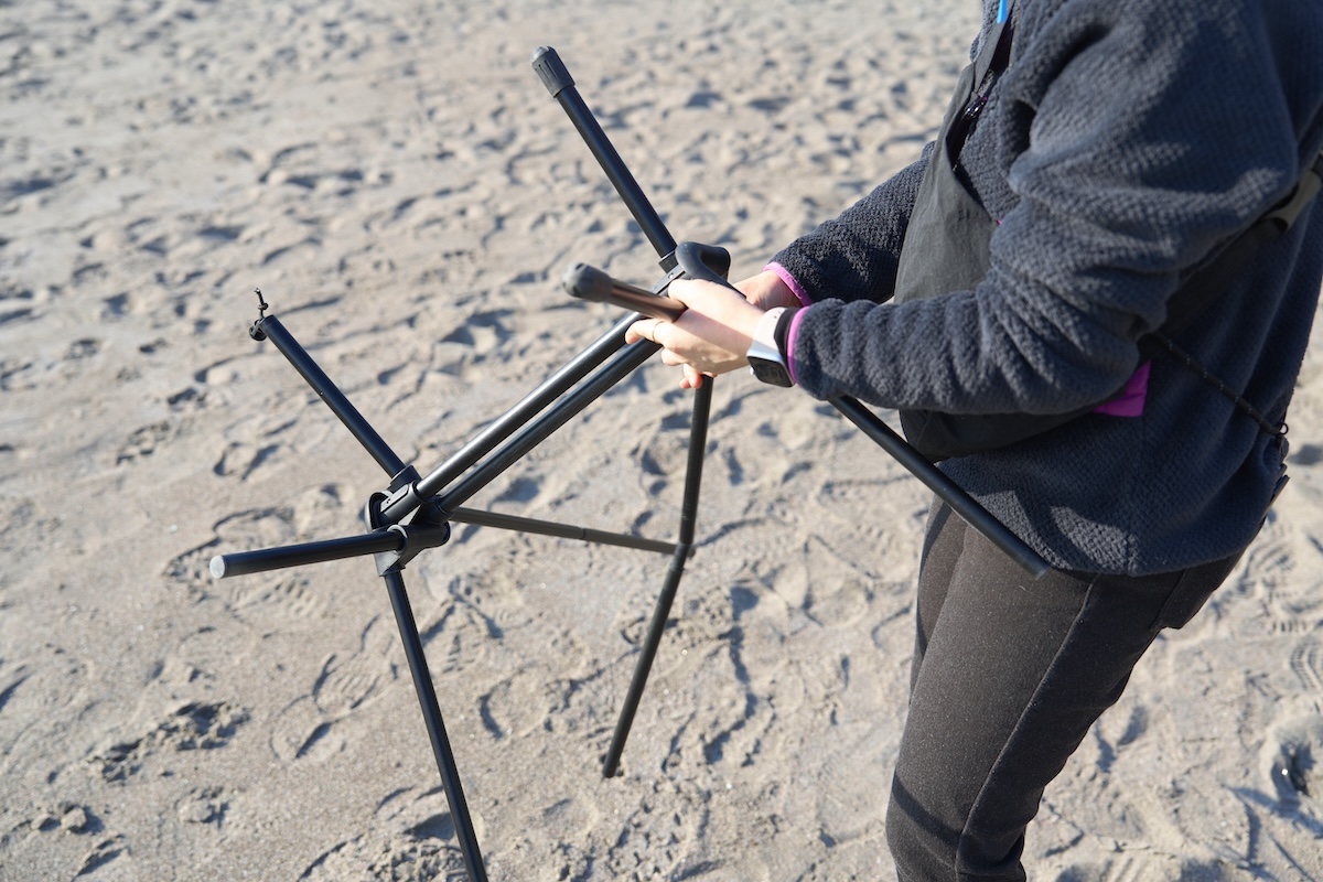 チェアも焚き火台も説明書がなくても簡単に組み立てられる。不安な人は出発前にスタッフに確認