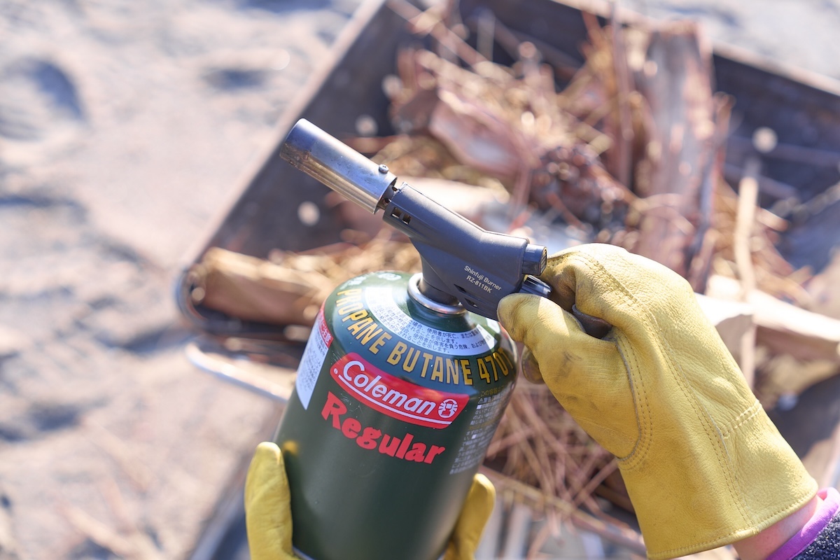 火を取り扱うときはレンタルした革手袋をつけよう