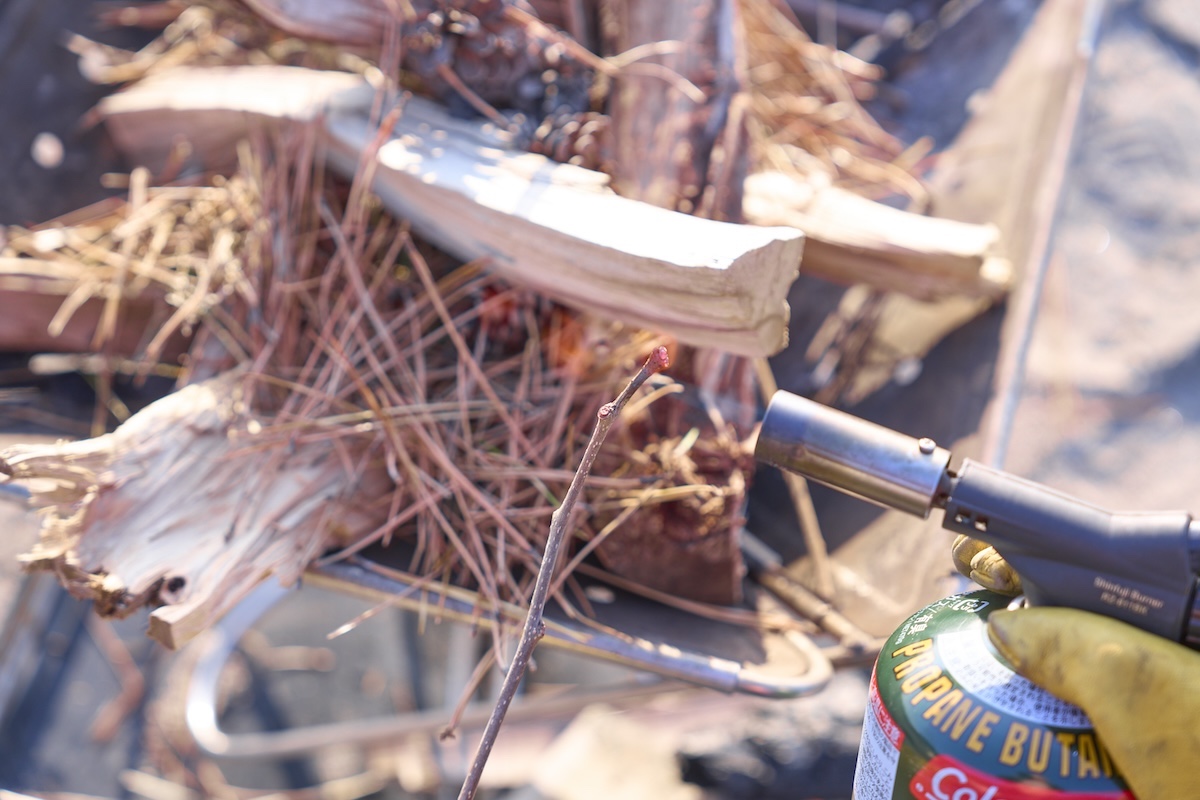 ガスバーナーのダイヤルを回してガスを出して、ダイヤル上にあるボタンを押せば火が付く。消すときはダイヤルを反対に回すだけ