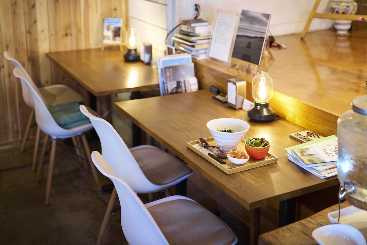 カフェ1階。カウンター席のようなテーブル席へ