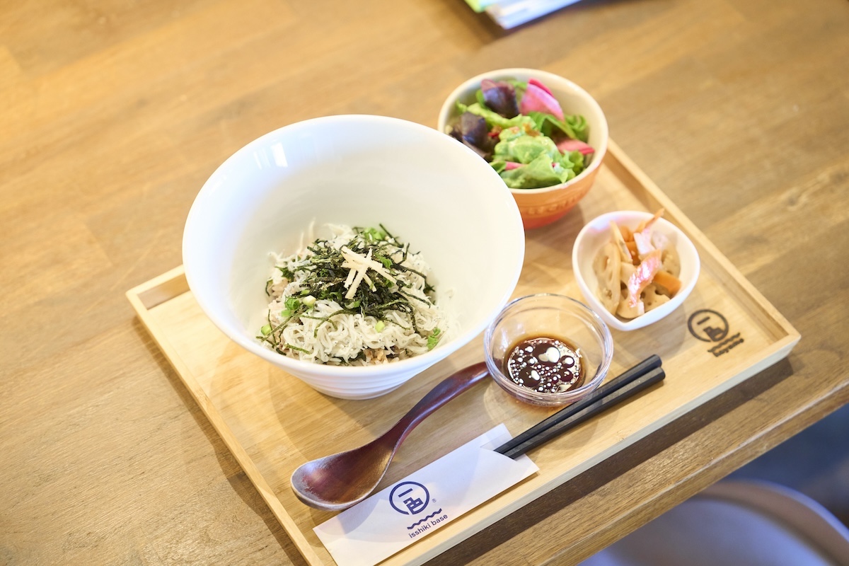 「葉山・秋谷産の釜揚げしらす丼プレート」1500円