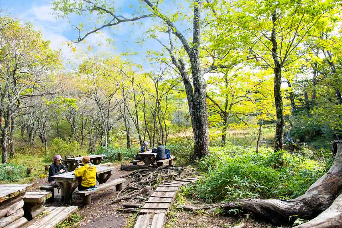 多くのハイカーが集う休憩スポット。ごみは必ず持ち帰ろう
