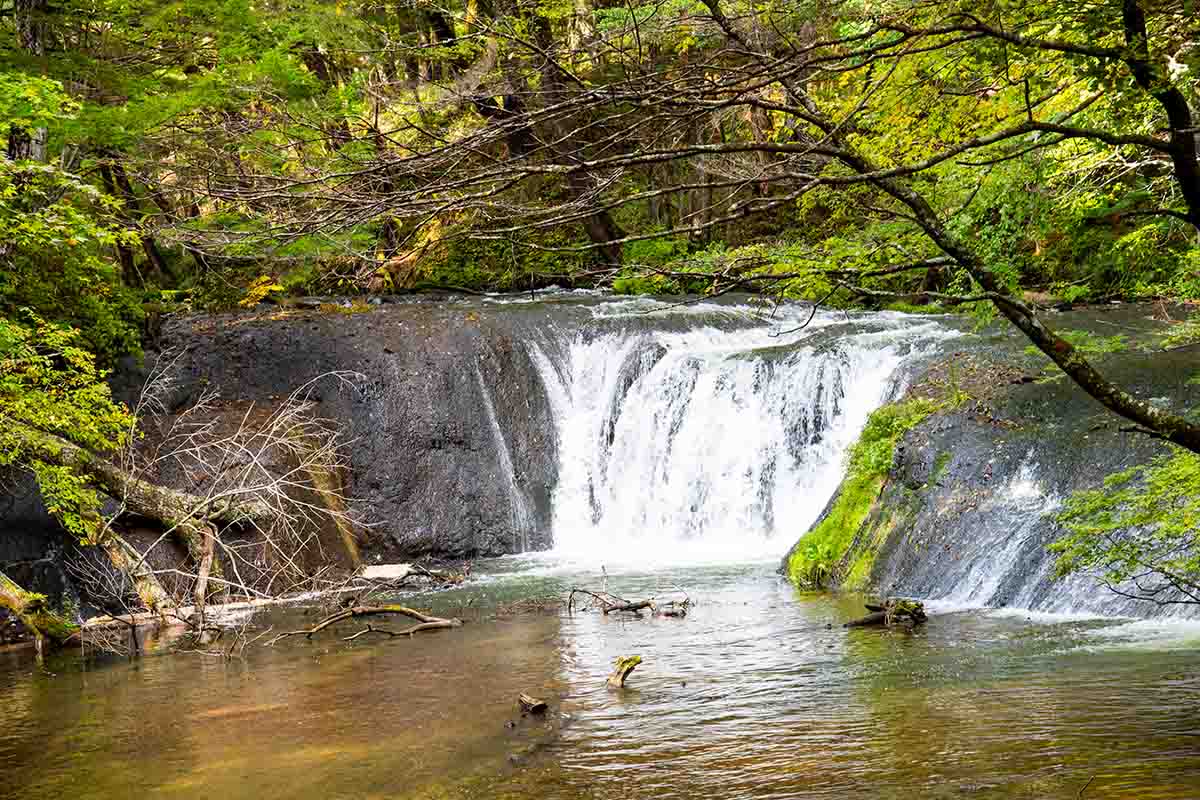 湯滝の手前に流れる小滝