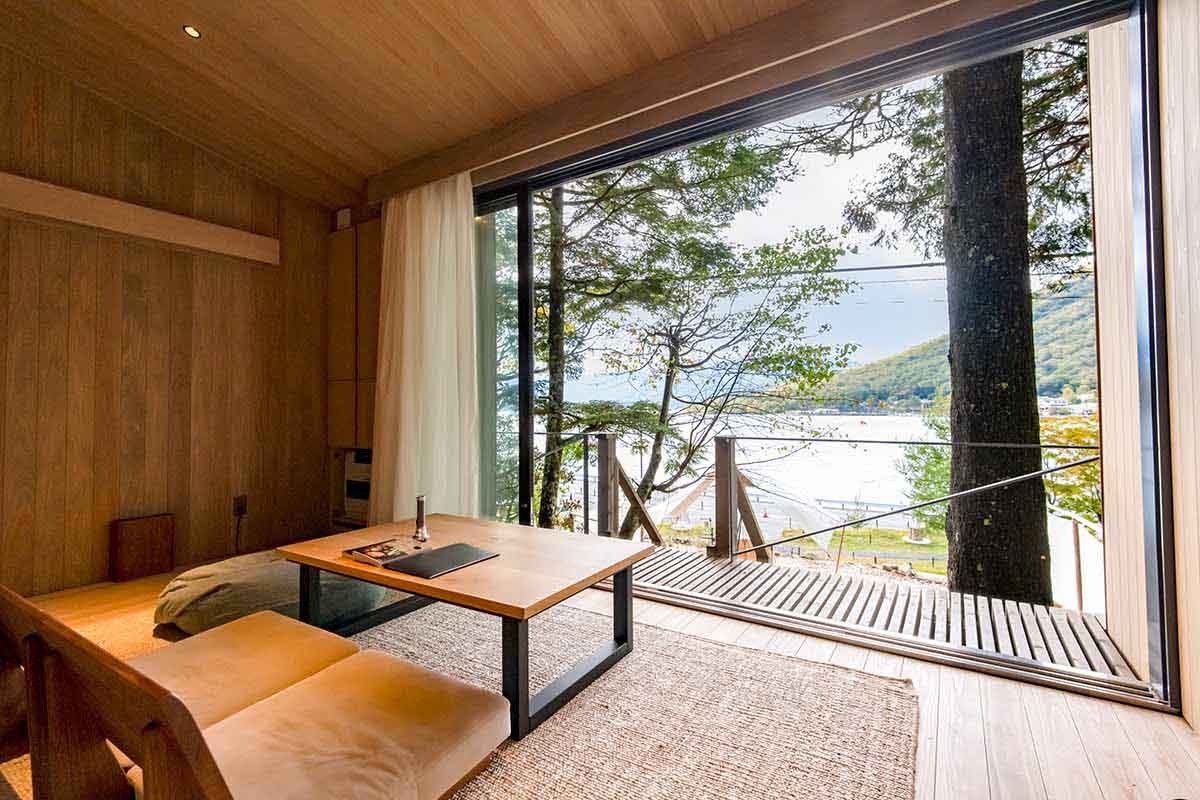 部屋はテントではなくログハウス風の建物。冬期はこたつも登場