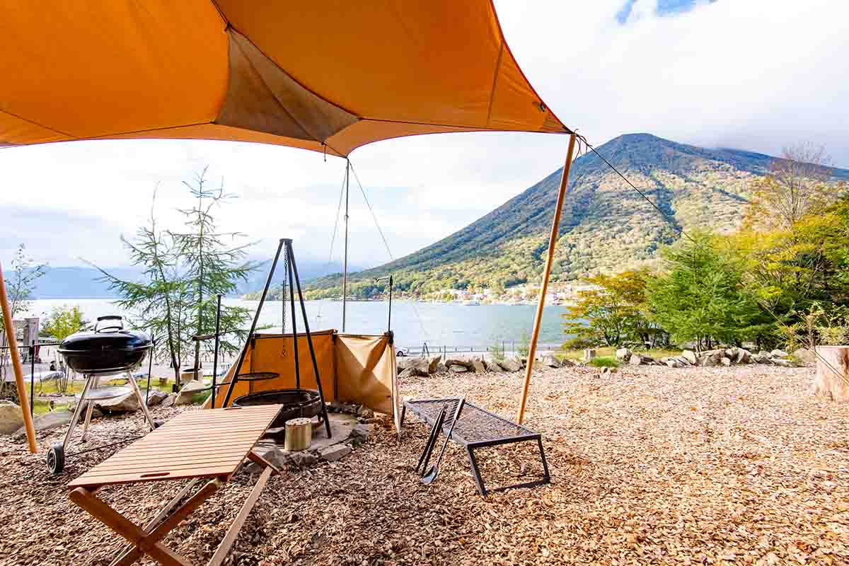 タープとバーベキュー焼き台（冬期は設置なし）、焚き火台などを設置