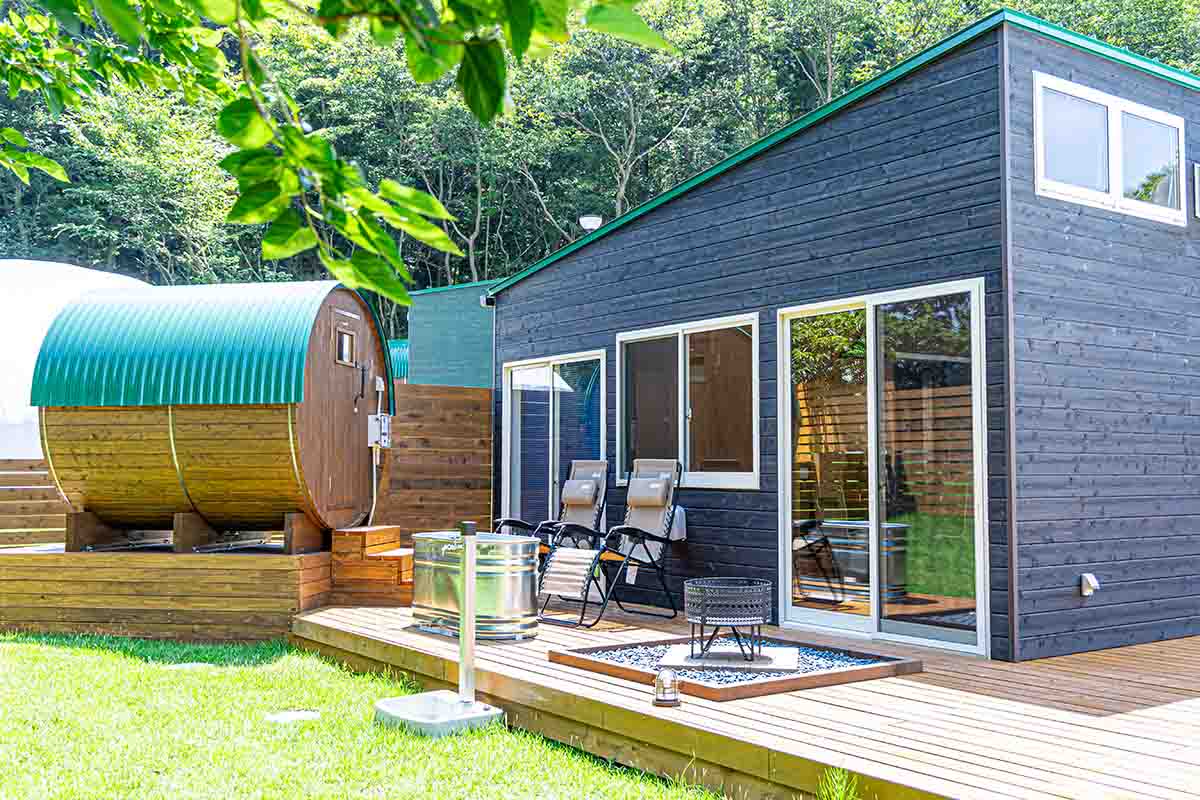 サウナや水風呂は、持参した水着で利用を着用して使用する