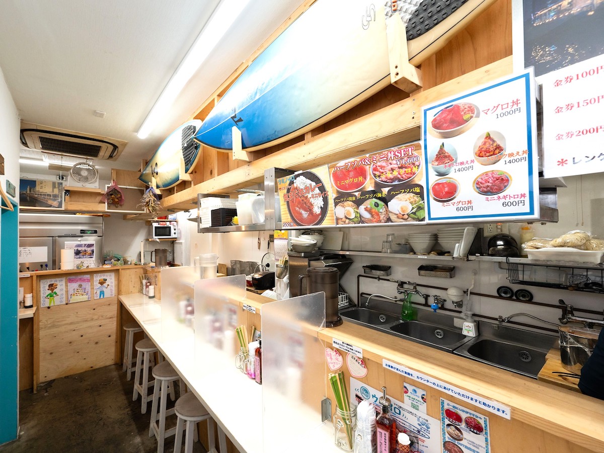 店内はカウンター席（約10席）のみ