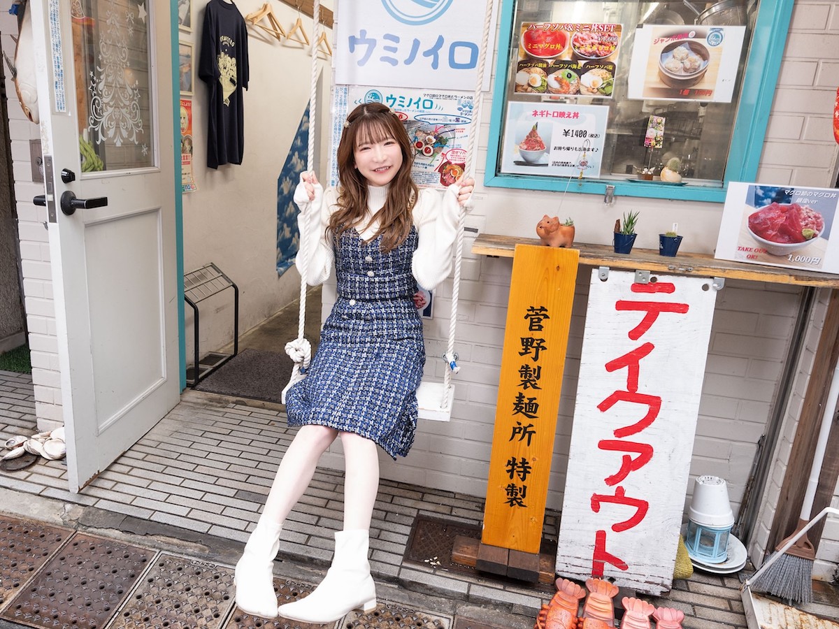 店先にあるこのブランコ…。実は乗れちゃうんです！