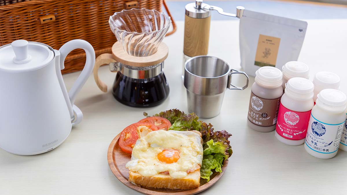 朝食（一例）。クロックマダムや自社製品の飲むヨーグルト