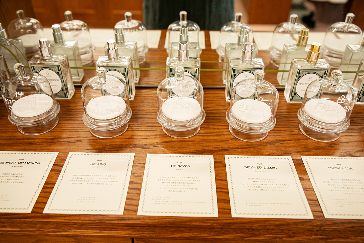 香りの名前と説明が丁寧に書かれたカードを参考に