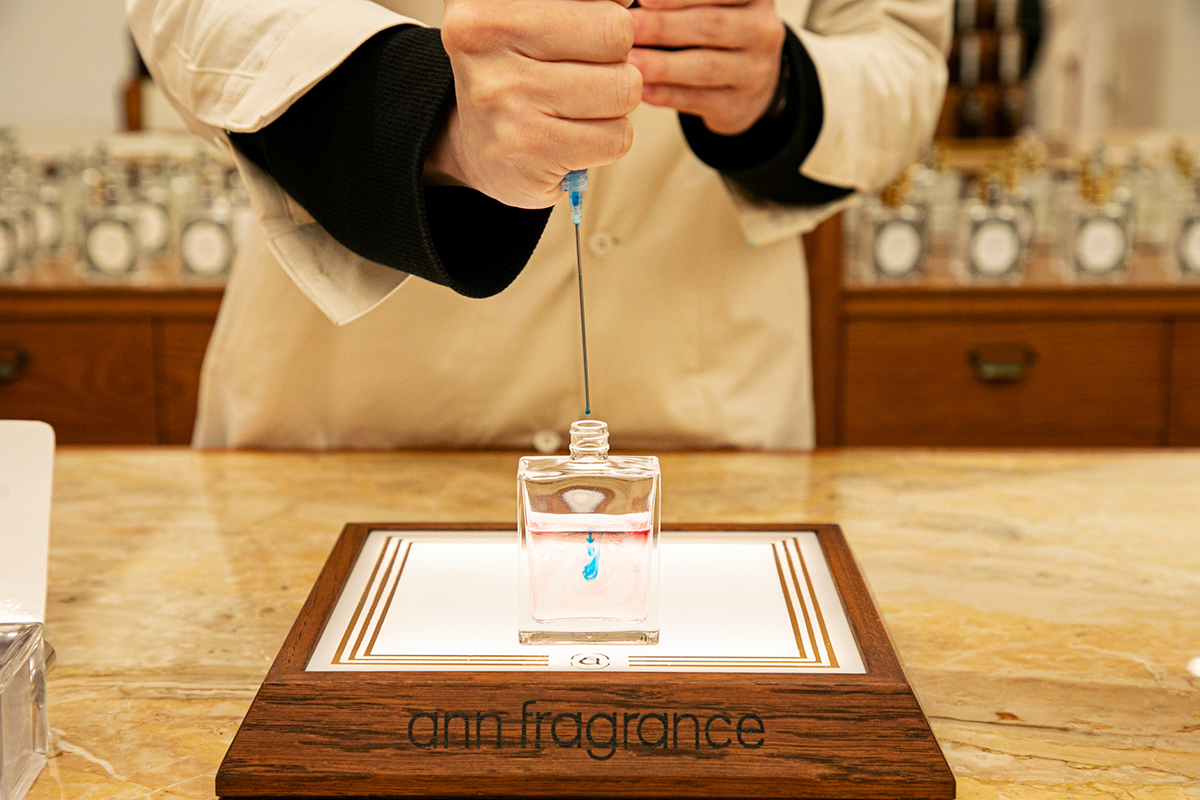 ほんのり赤い水に青を入れると…みるみる紫に！