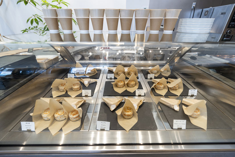 おやきは小振りサイズですが、具がたっぷり詰まっているので食べ応え満点！