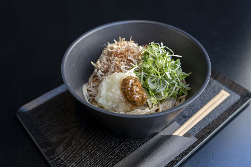 冷たいそば「山椒みそぶっかけ蕎麦」1,200円。そば湯を水筒に入れてくれるサービスもうれしい！