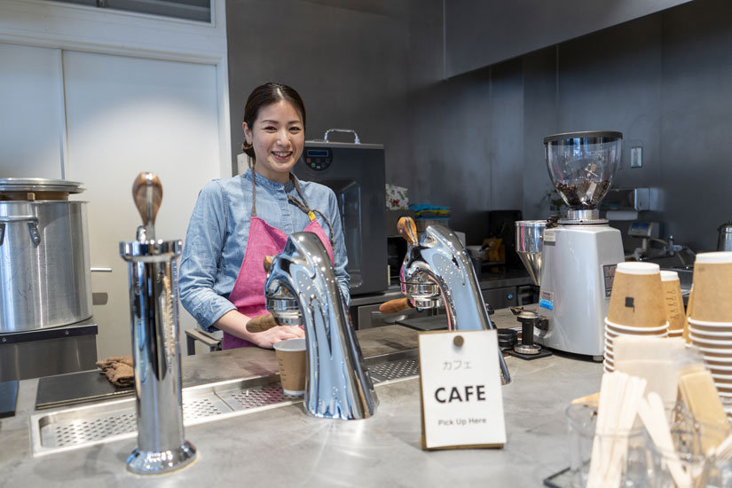 「カフェラテは一杯ずつ抽出したエスプレッソに、最適な温度にスチームされたミルクを注ぎ提供しています」とスタッフの増木さん