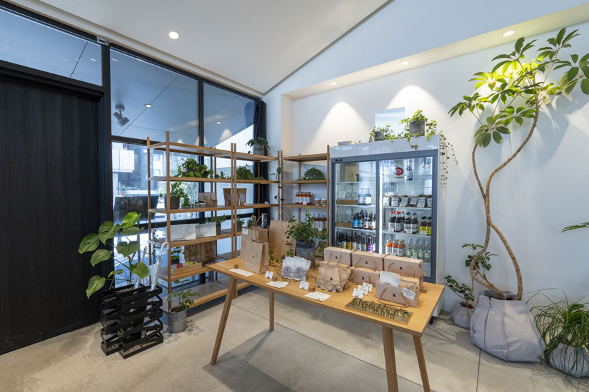 冷蔵ショーケースにあるクラフトビールは店内で楽しむ用。ノンアルコールもあり