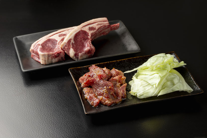 サフォークジンギスカン（100g）1,850円、極上ラムチョップ（1本）980円
