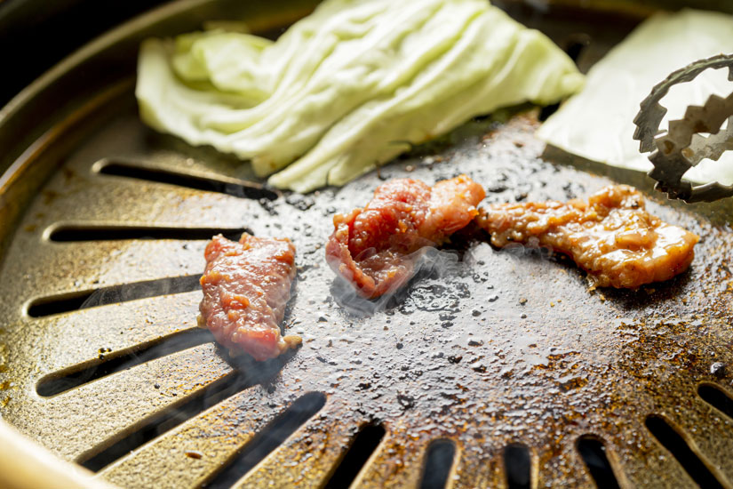 信州新町のジンギスカン。各店タレの味が異なるので食べ比べも◎