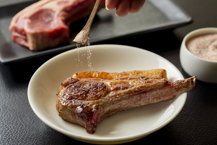 ラムチョップはしっかり焼いてからいただきます