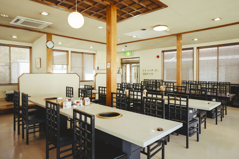 テーブル席のほか、小あがり席、奥には座敷も完備