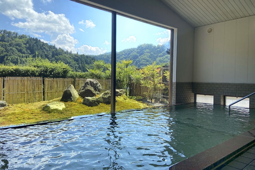 古くから“万病に効く薬湯”として、地元はもちろん、多くの人に親しまれています