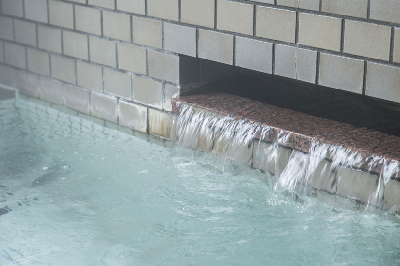 ナトリウム、マグネシウム、カルシウムを含み、陰イオンに硫酸イオンと炭酸水素イオンを多く含む密度の濃い温泉です