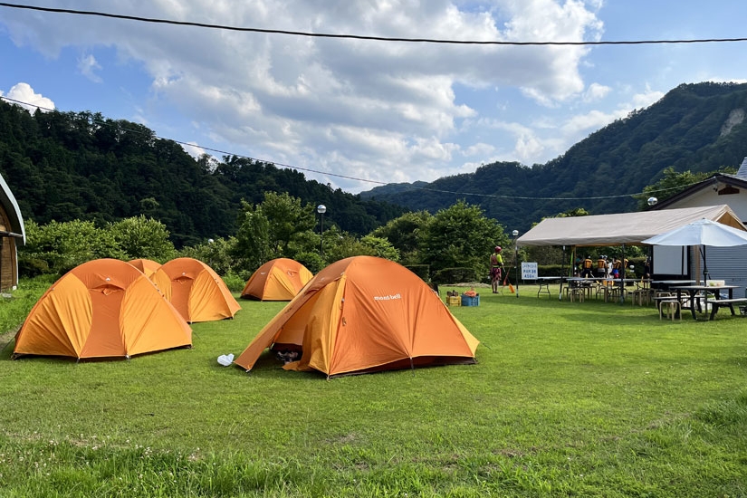 「犀川キャンプ場」。広い敷地を1日1組貸切りで利用できる贅沢さ！