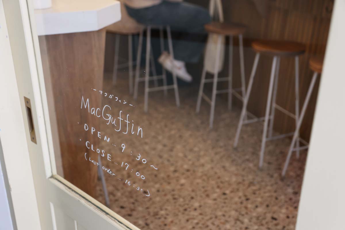 店内には壁に向かったカウンター席が10席ほど。かわいいスイーツをめがけて多くの女性客が訪れる