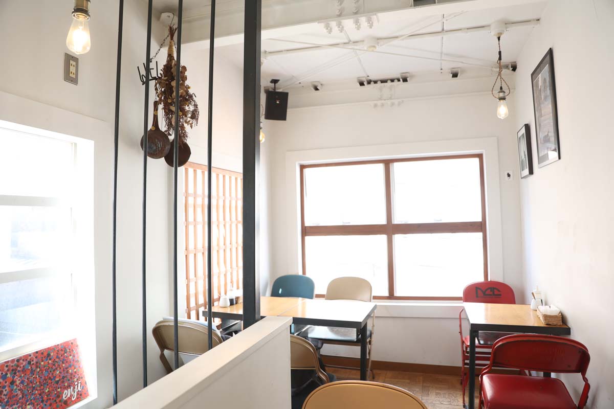 イートインスペースは階段を登って2階へ