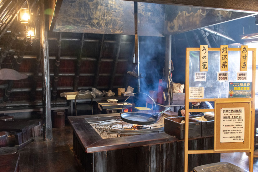 長い間、囲炉裏の煙で黒くいぶされた柱が趣を感じさせてくれます