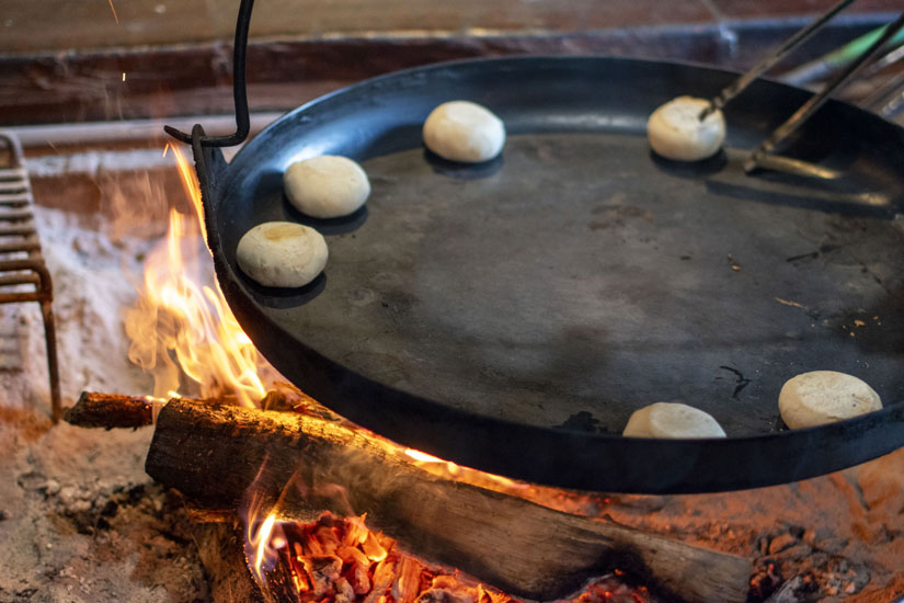 鍋が大きくて、おやきがミニサイズに見えるほど