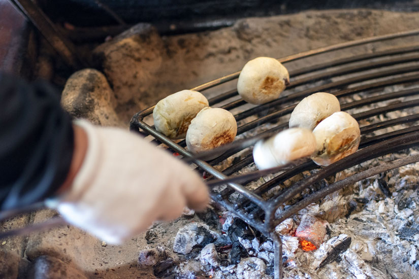 渡しの上で焼いていきます。囲炉裏は冬でもかなりの暑さ